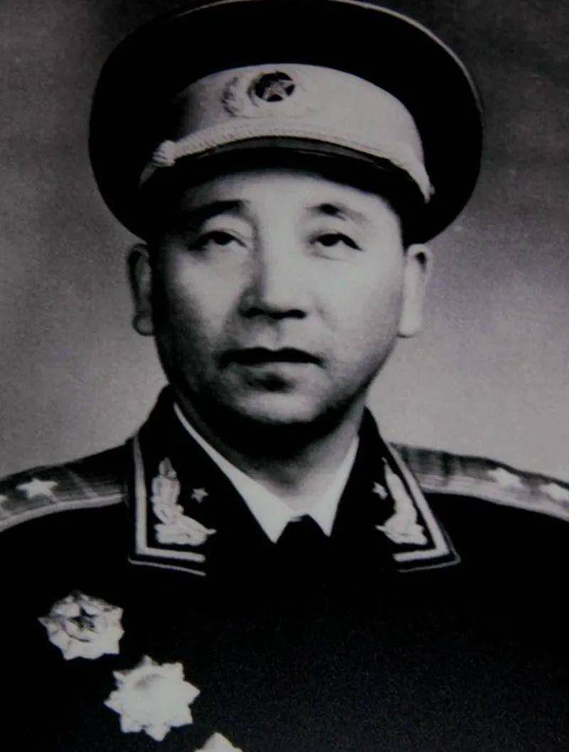 1980年1月,北京军区司令员陈锡联主动辞职,他不仅辞去了副总理的职务