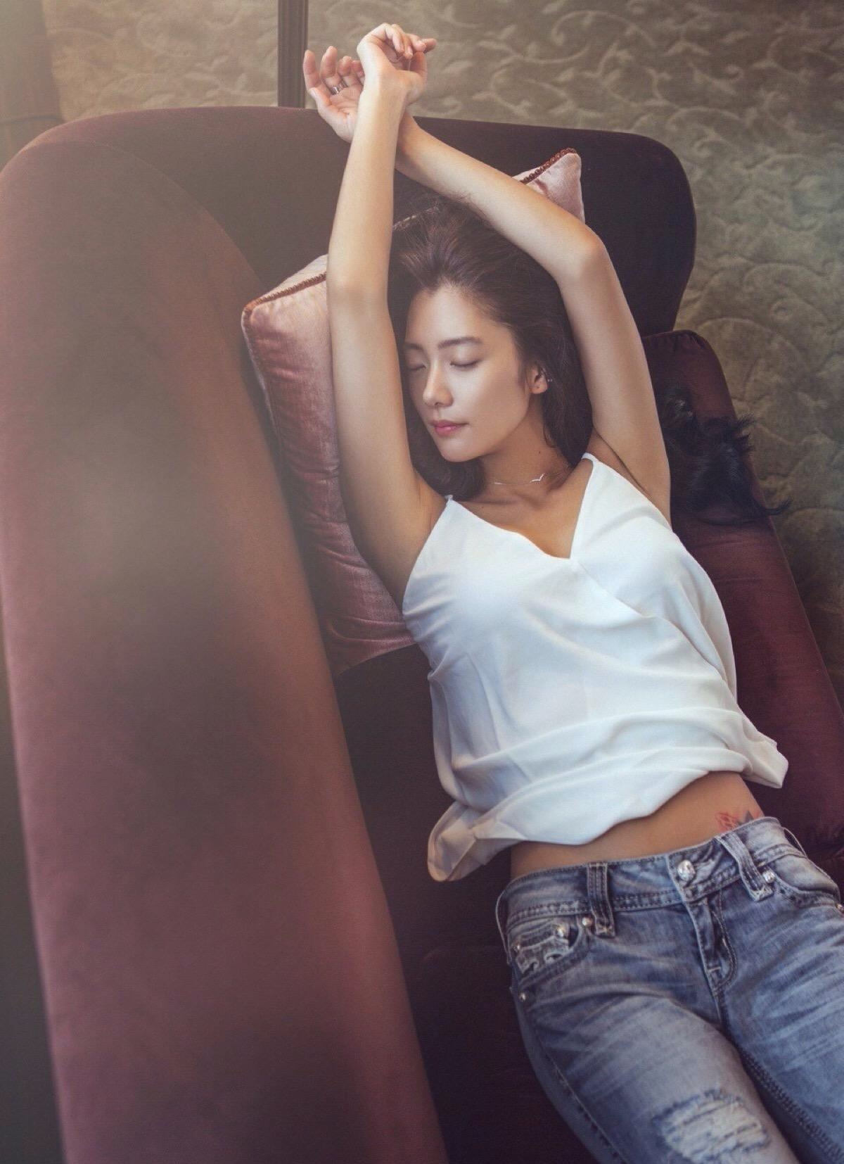 李成敏的美貌无疑是无可争议的.