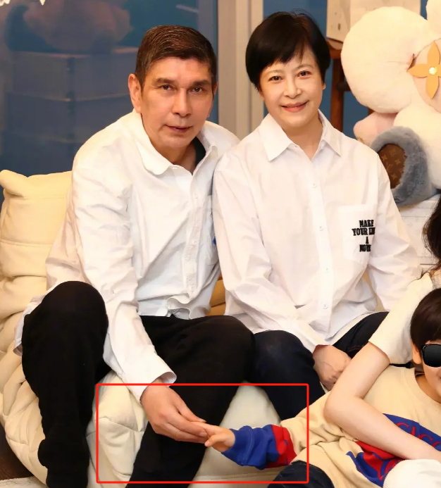 杨颖生日与家人共度,7岁小海绵暴风抽高,长相像极了黄晓明_杨幂_孩子