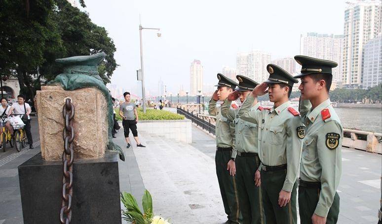 他是民族英雄,牺牲时儿子一岁,妻子被特招入伍_郑益_龙的_庞洪雨