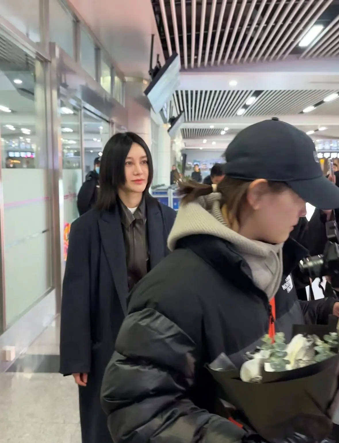 43岁柳岩藏起事业线,35岁辣妈苗苗露细腰,浪姐上班