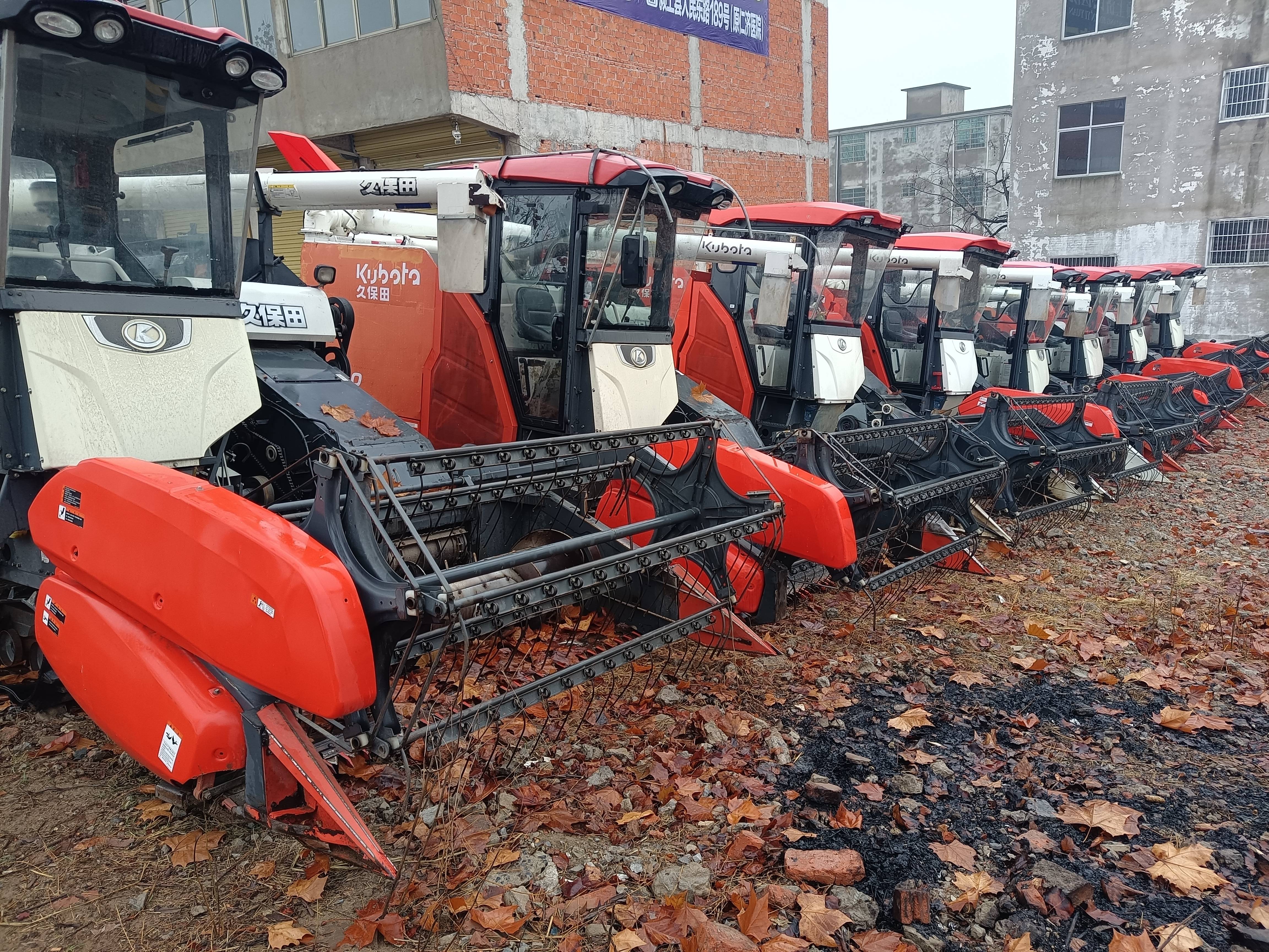 产品有久保田,雷沃,沃得系列履带式收割机以及各大品牌拖拉机等农机具