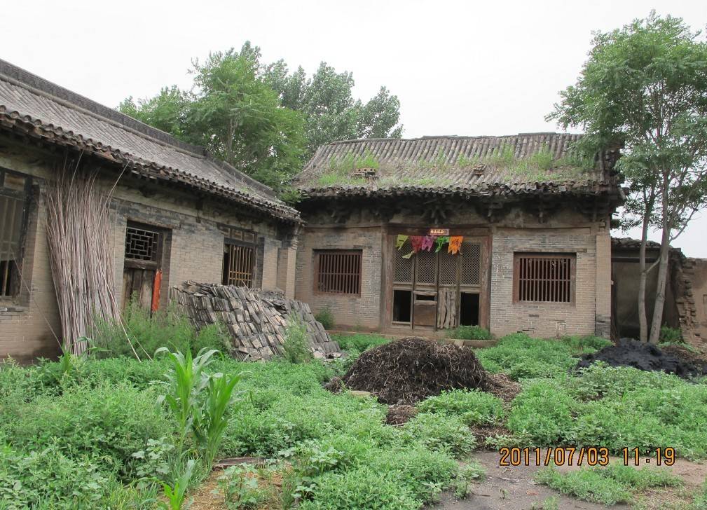 当时由晓义村长曹永光(张家堡人),副村长田九畹(元)安排,先居住在圣