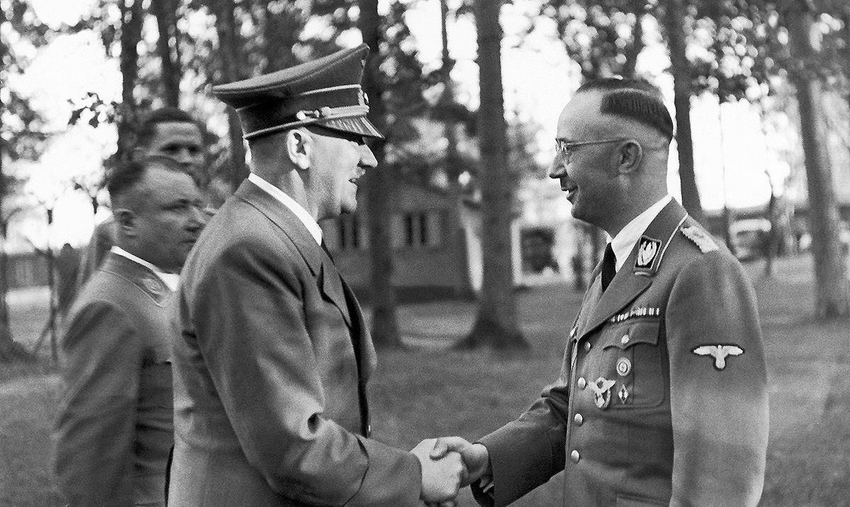 1923年8月希姆莱加入了纳粹党,希姆莱作为罗姆帝国战旗的一名成员