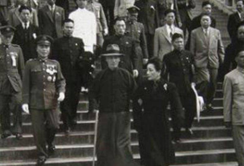 杜月笙晚年生活:何去何从摇摆不定,终沦为棋子,葬礼被大做文章_蒋介石