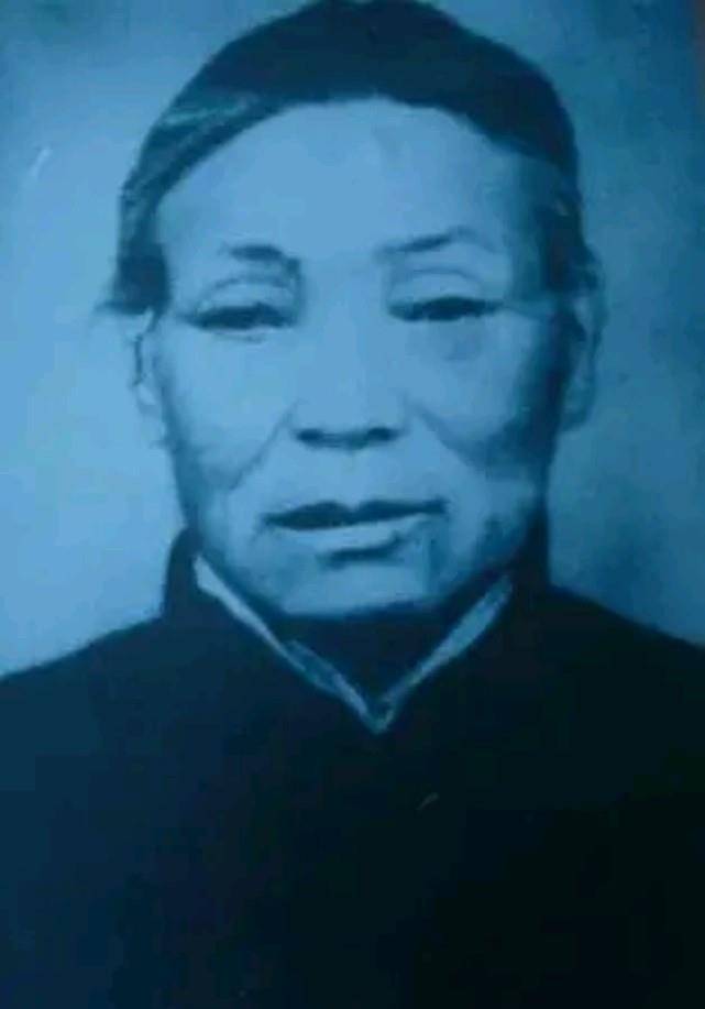 出,逃跑进了死胡同,突然,一个老太太把他们拉进家门_大娘_于志洪_鬼子