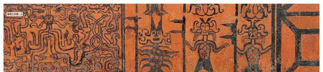 除了常用的甲胄用木架撑起来摆放好之外,大量皮甲和车战战马的马甲都