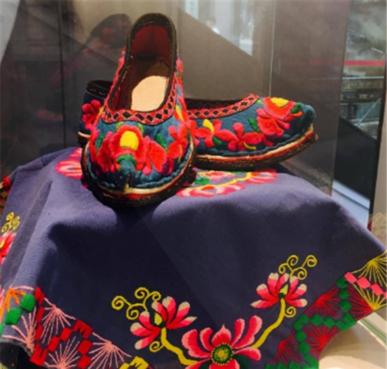 原创四川大妈靠一根针走进联合国被爱马仕看上吸金800万