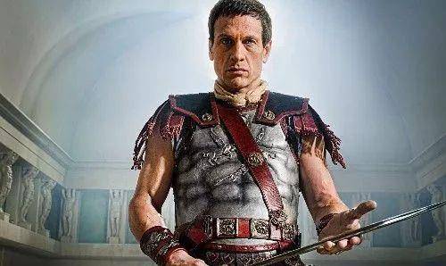 凯撒继续兼任高卢总督,庞培兼任西班牙总督,克拉苏兼任叙利亚总督.