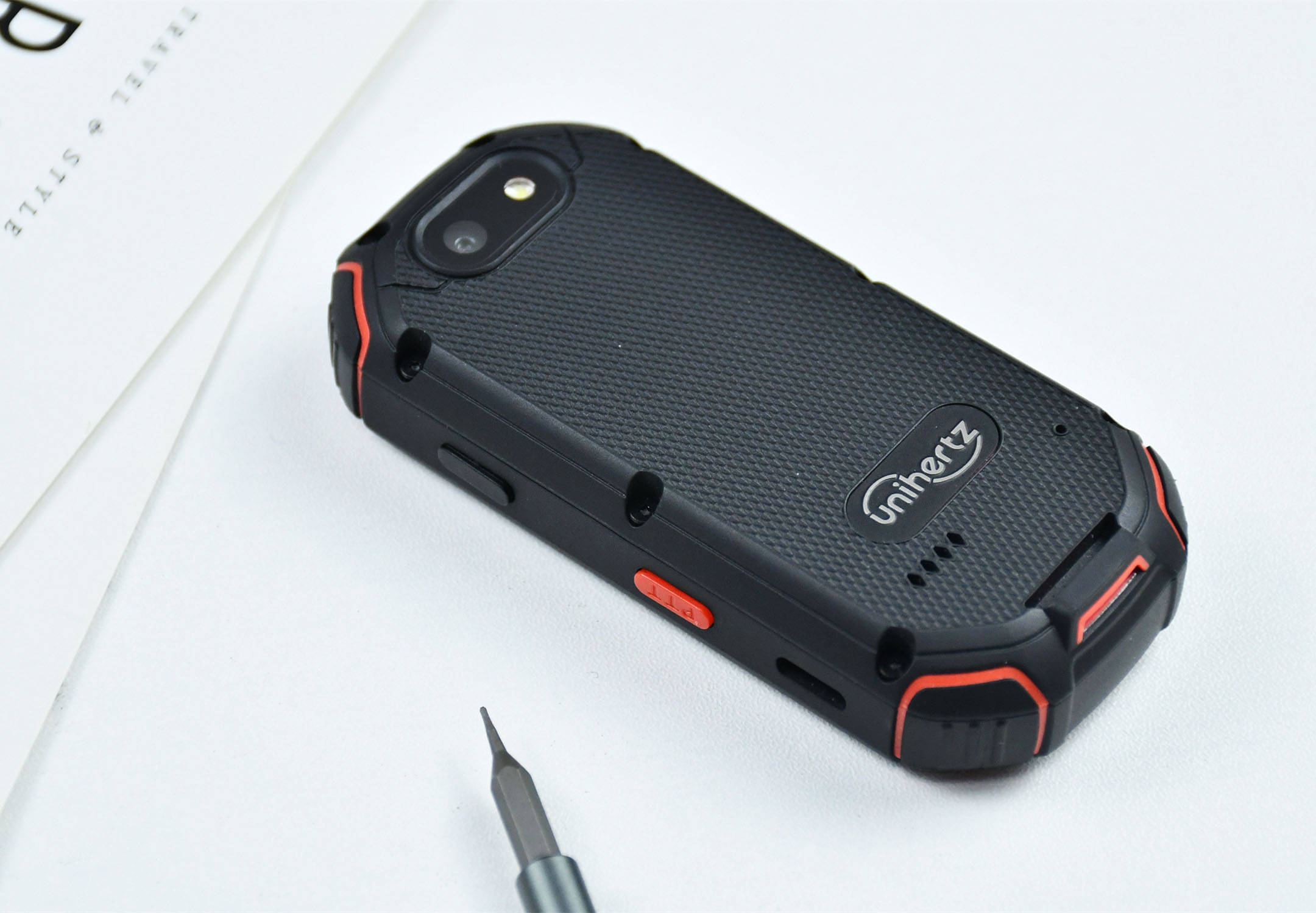 掌心般大小245英寸屏的迷你三防手机unihertzatom评测