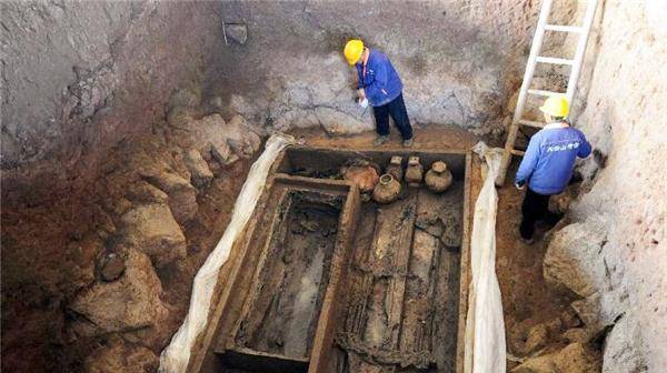 江苏出土1男34女合葬墓,墓中文物暖哭专家:这"狗粮"撒的高级_刘非之