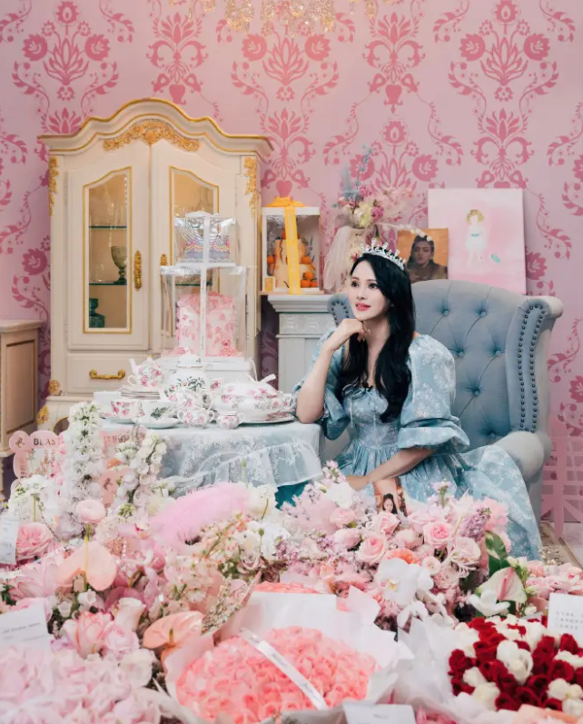 伊能静55岁生日晒照庆生,置身花海宛若少女,与小10岁老公幸福美满