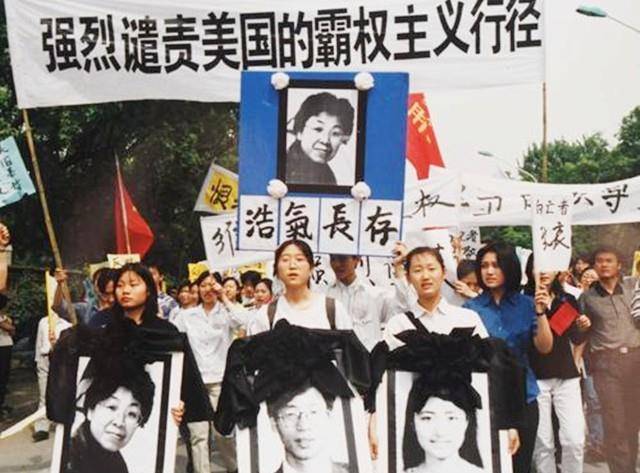 朱福来不愿让女儿和女婿就这样走了,坚持要到位于市中心的服装店给