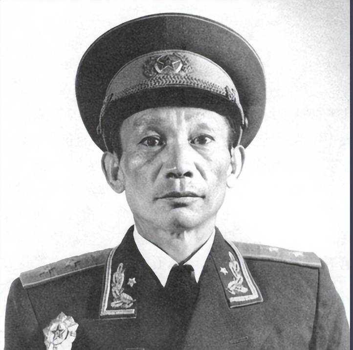 李德生上任北京军区司令员，头天上班便说：我先去副司令那报个到