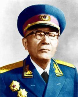 解放战争中,黄克诚率领第3师赶赴东北,历任西满军区副政治委员,司令员