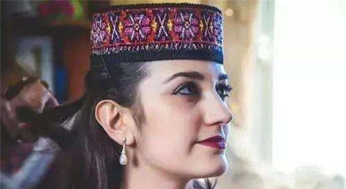 原创中国最特殊的少数民族高鼻子蓝眼睛却誓死守卫了祖国2000多年