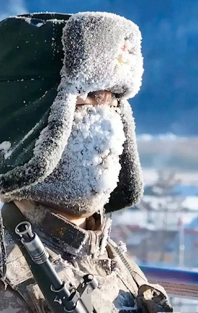 雪天边防战士站岗图片图片