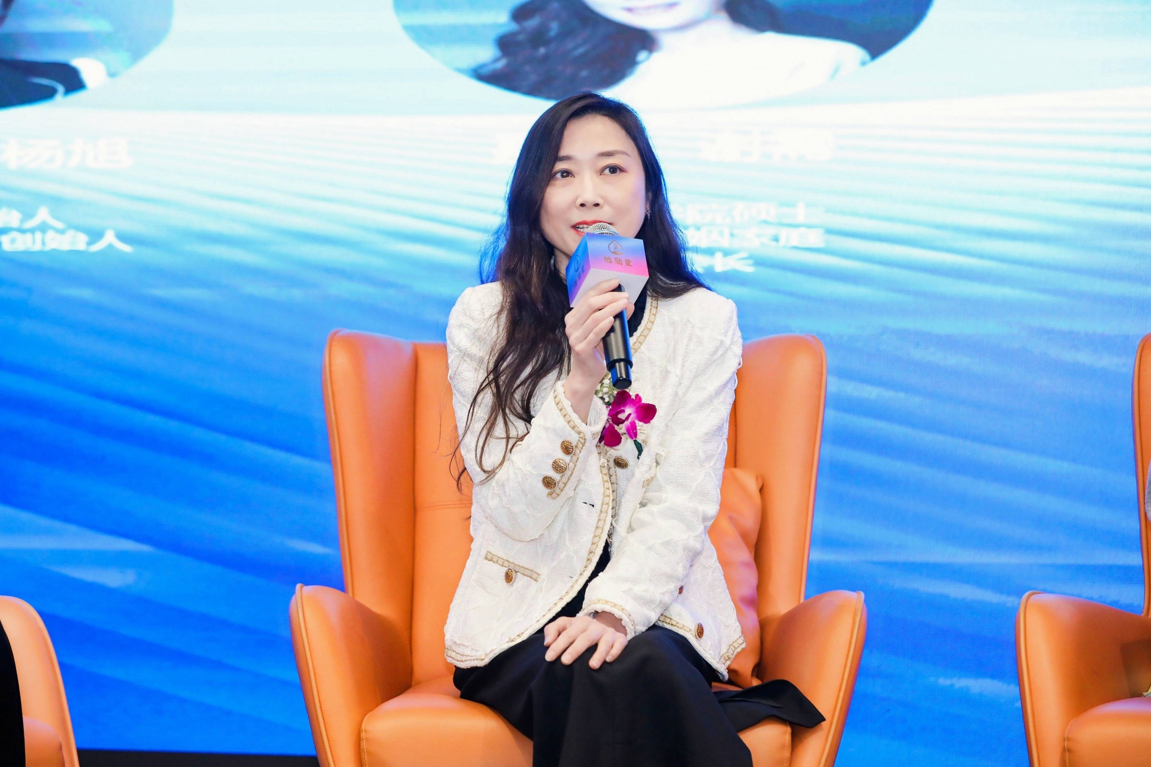 谢需女士拥有多年刑警和大学犯罪心理学老师从业经验,是一个行走在