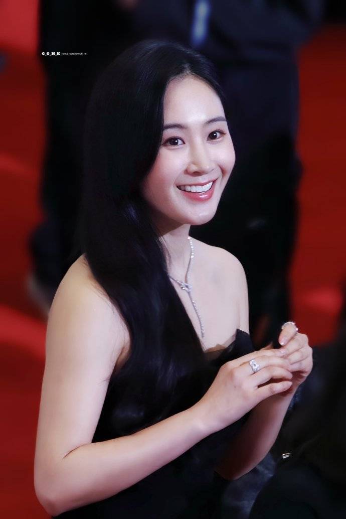 少女时代的权俞利以黑色抹胸长裙的造型出席活动展现了优雅与青春的