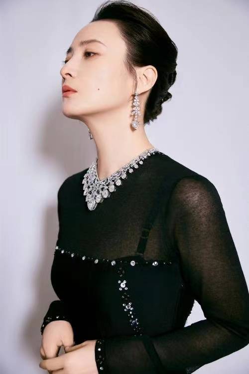 原创蒋勤勤闪耀亚洲影坛荣获影后殊荣陈建斌激动飞吻送祝福光彩照人