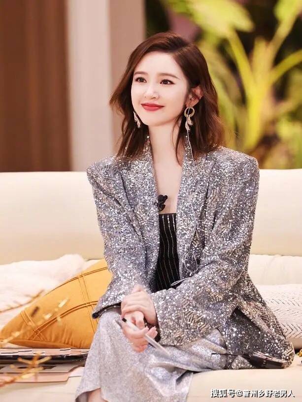 在节目中,唐艺昕提及张若昀时总是满脸羞涩,而张若昀提及女儿和老婆是