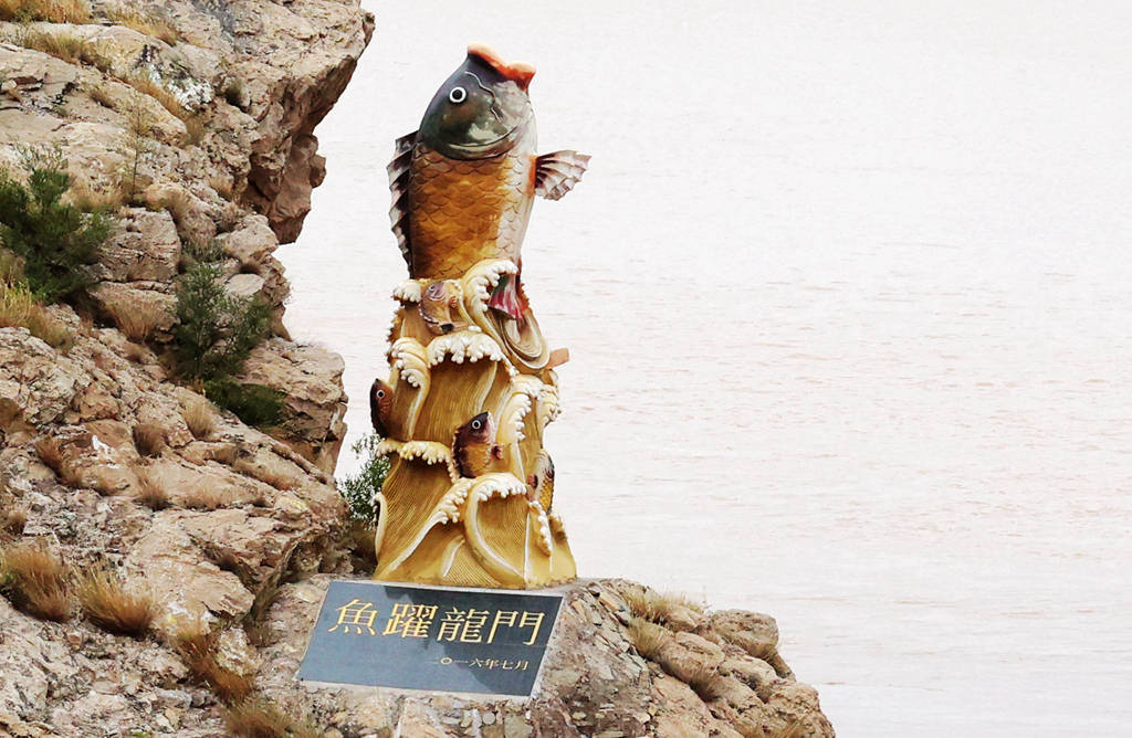 黄河西来决昆仑,咆哮万里触龙门