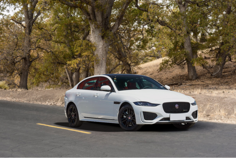 捷豹xel确实成熟稳重,开它的回头率和吸睛能力,比帅哥美女都要高一些.