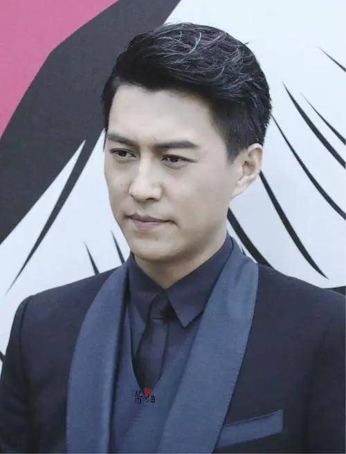 靳东佩戴眼镜彰显沉稳智慧,独特魅力引领娱乐圈新风尚