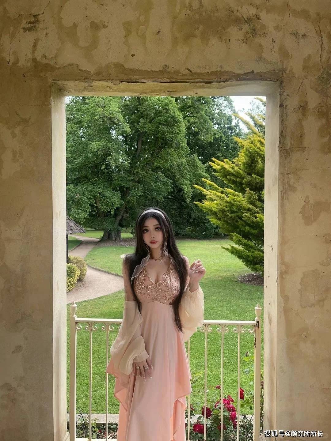 38f极品尤物少女时尚穿搭粉色长裙演绎优雅风韵