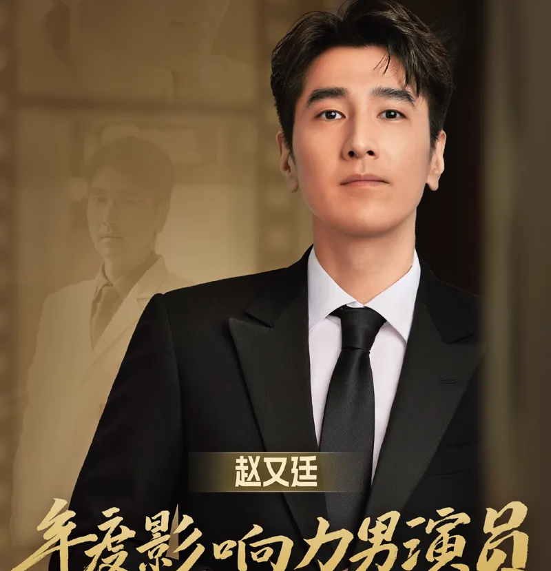 高圆圆勾着老公脖子,隔口罩与赵又廷亲吻,身旁女儿见惯了很淡定