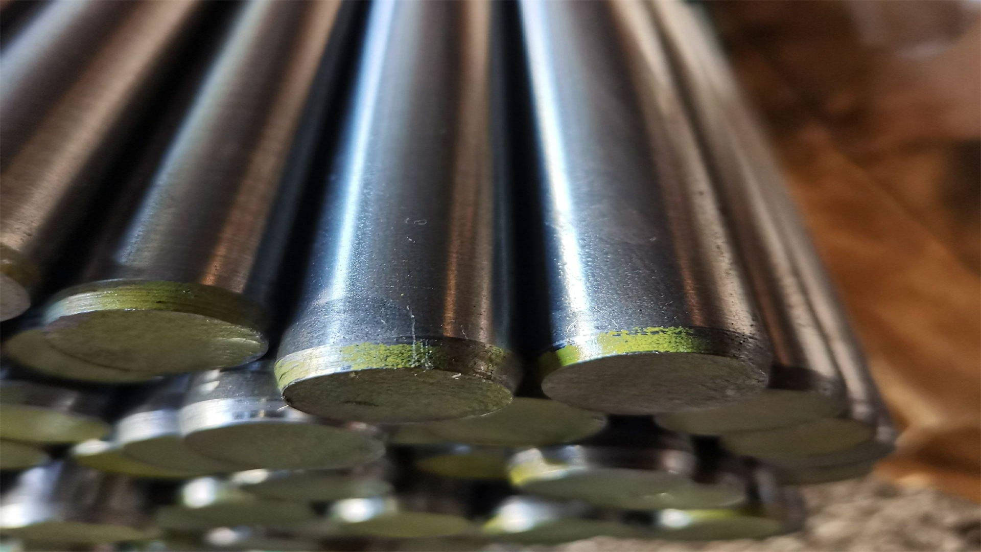 常用的模具钢有以下几种:cr12mov钢:这是一种具有较高硬度和耐磨性的