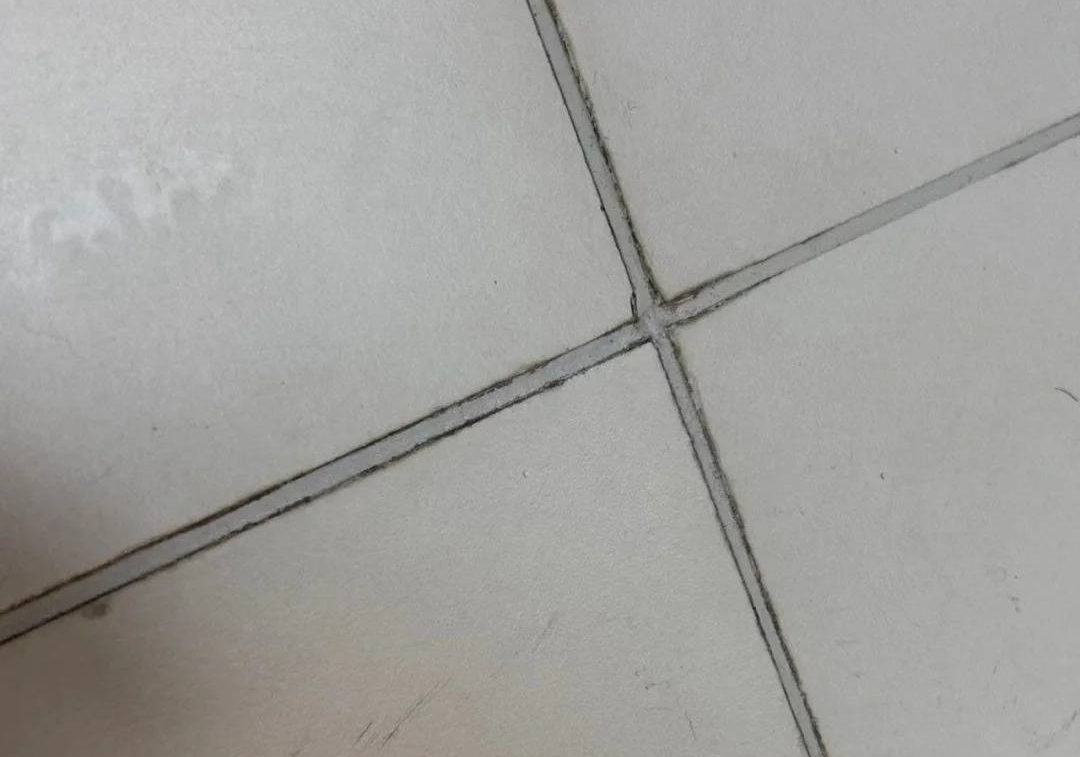 聚脲美缝未出现之前,市面上只有填缝剂与环氧美缝可选择.