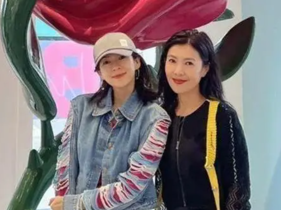 原创苏芒展览吸引章子怡亲子游难得合影曝光感情超乎想象