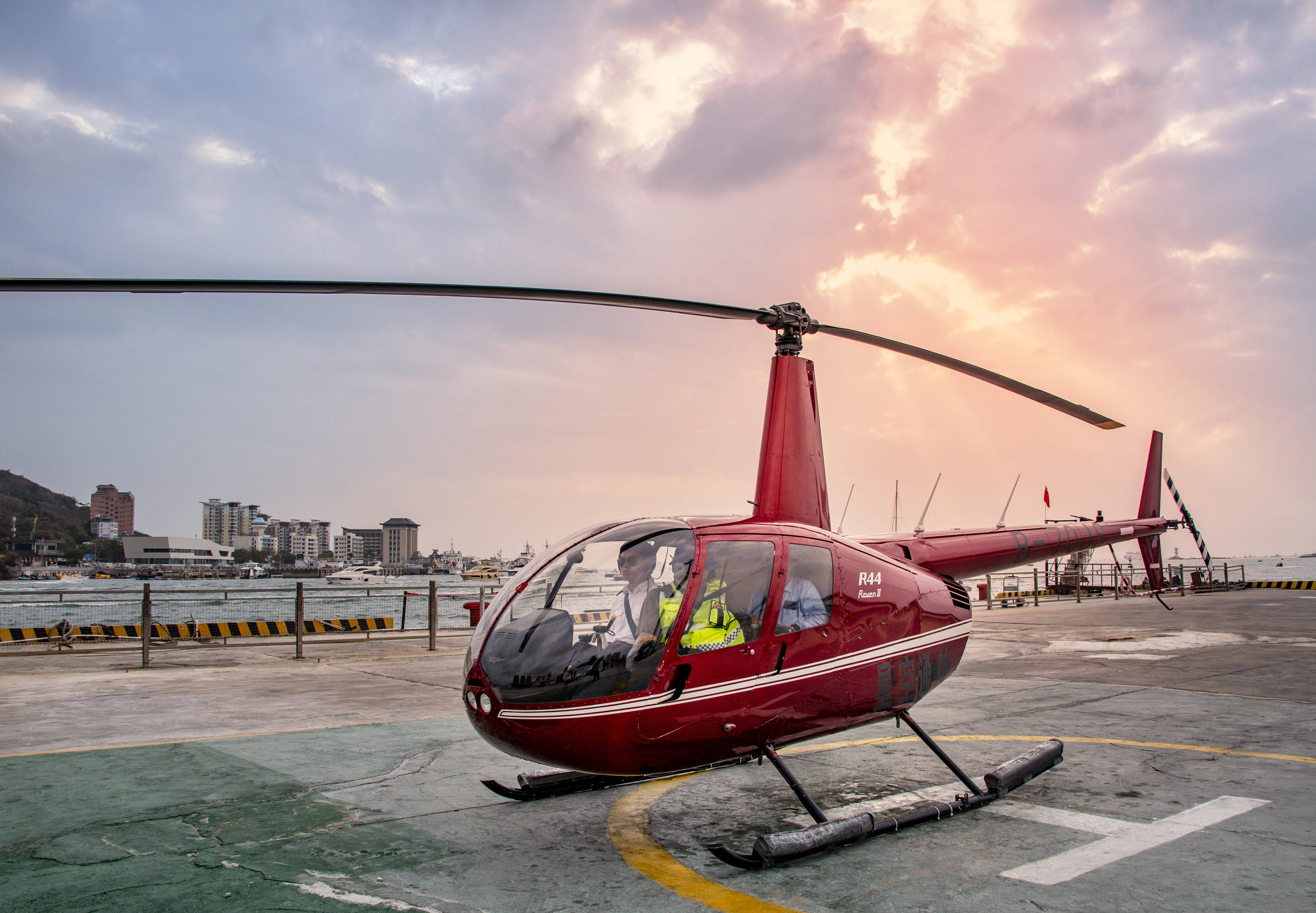 海南三亚港游艇文化中心:乘坐赫雳航空直升机遨游三亚湾