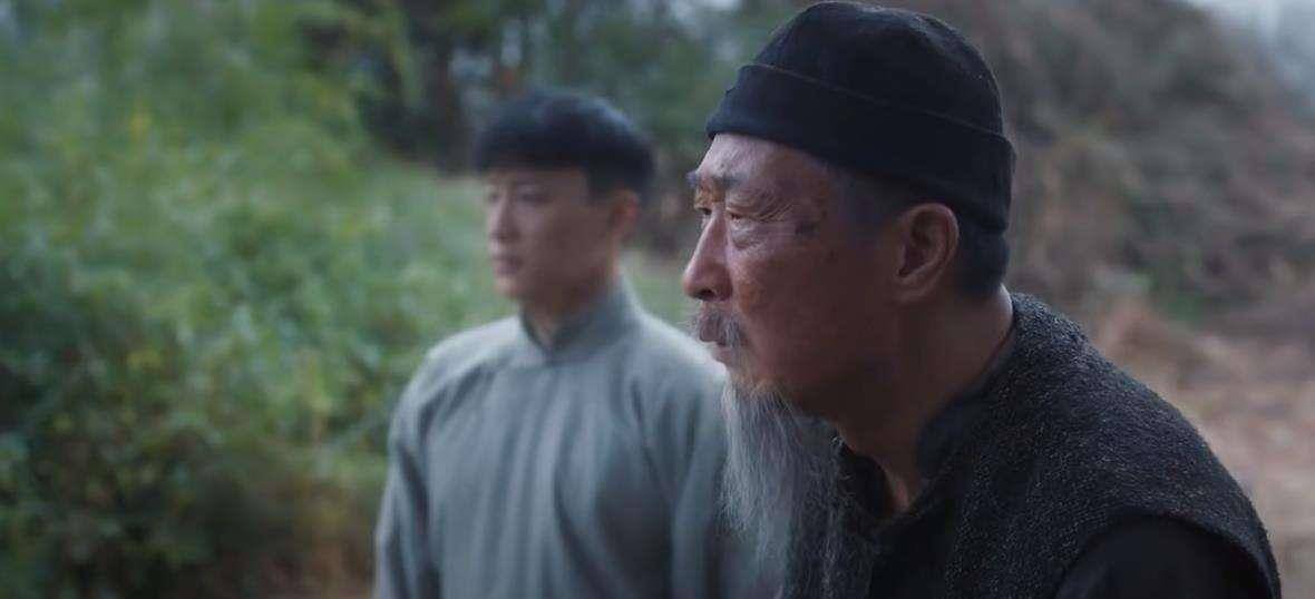 老农挖开儿子坟墓,取出包裹,里面的物件惊动中央_张静泉_张爵谦_老人