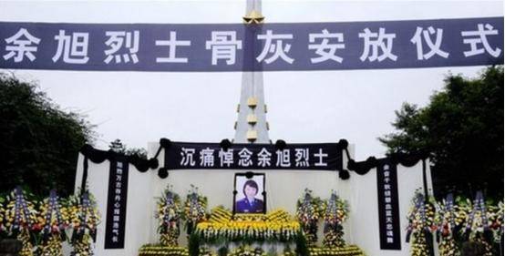 原创金孔雀余旭30岁牺牲36万人为其送行墓前至今摆着战机模型