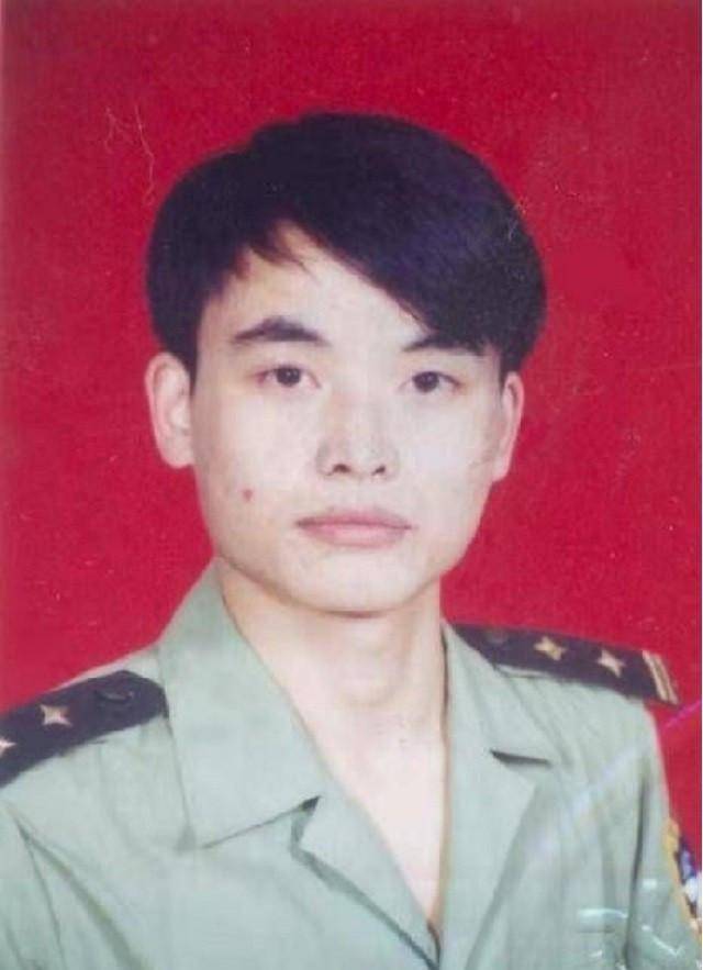 原创芦振龙牺牲后十几万群众自发送行血衣成文物今妹妹继承遗志