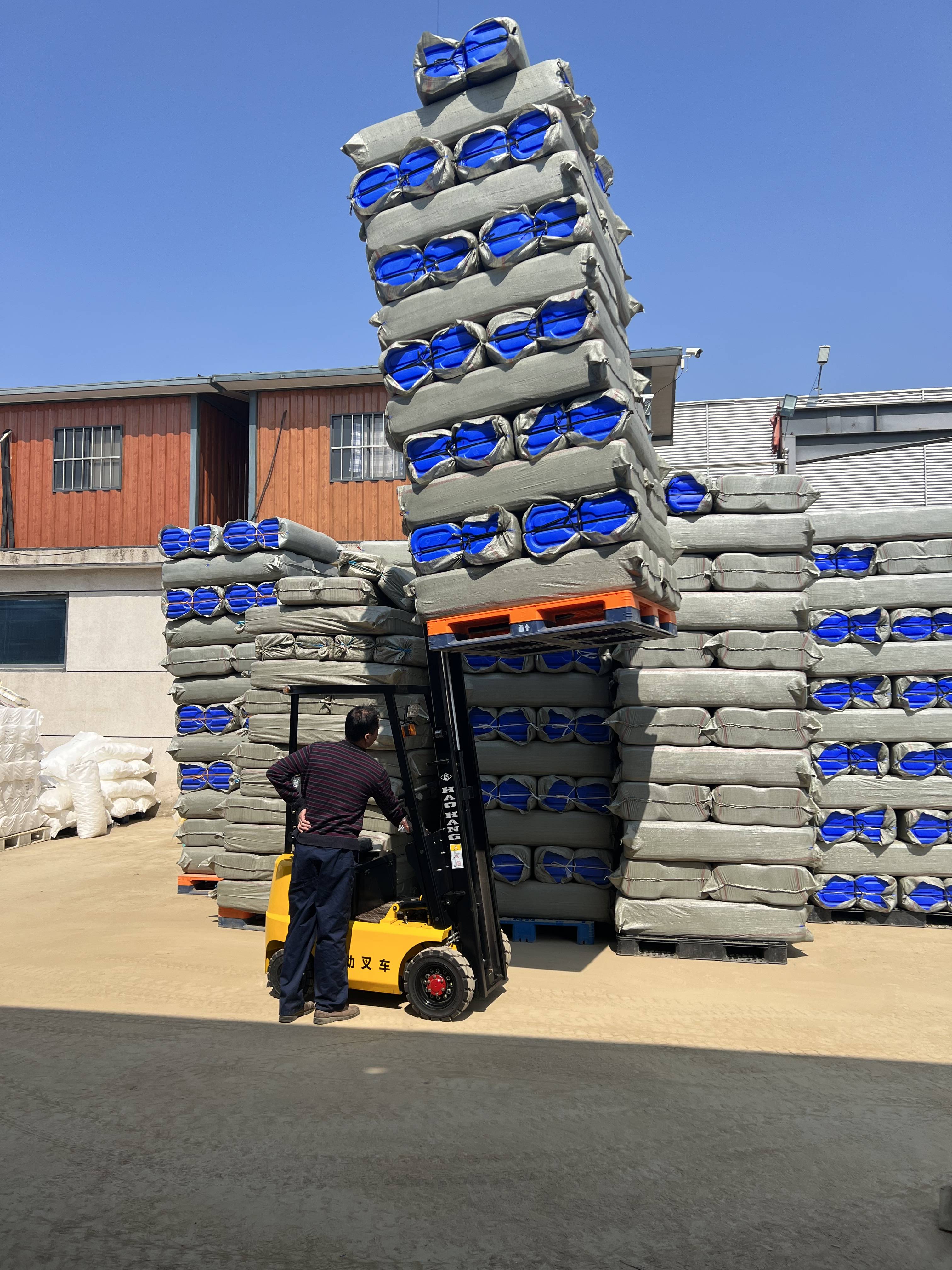 小型电动叉车0.5吨货叉有多重啊(昊航迷你叉车)