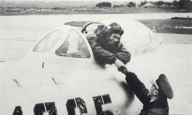 1949年,国军飞行员驾机飞回大陆,落地后发现机身有200多个弹孔_杜道时