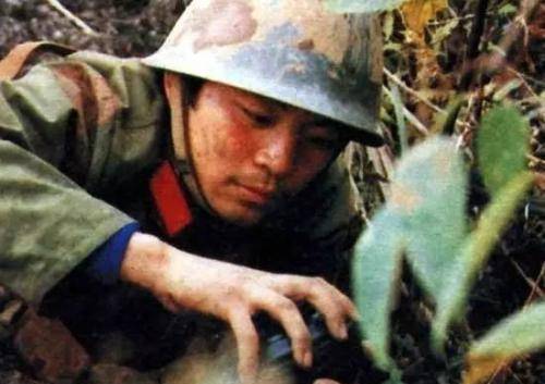 他只身闯入敌阵后,做了这些事_陈洪远_敌人_坑道