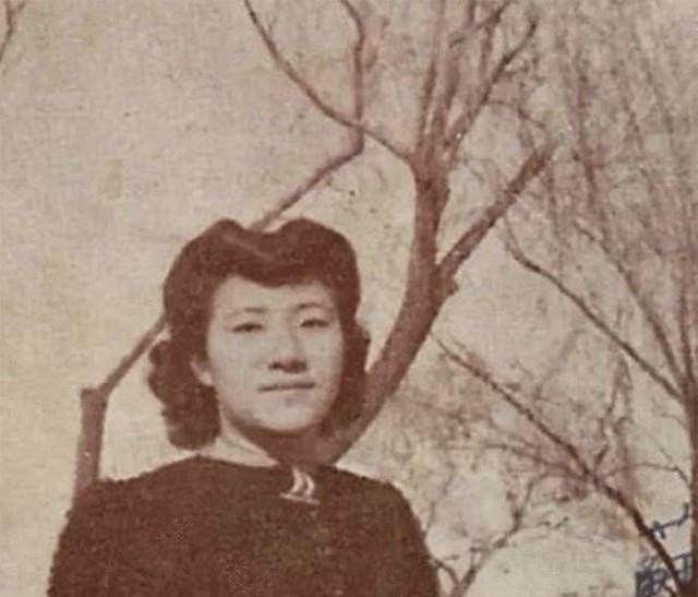 原创苏青28岁离婚成为比肩张爱玲的女作家却因成功孤独一生