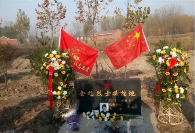 原创金孔雀余旭30岁牺牲36万人为其送行墓前至今摆着战机模型