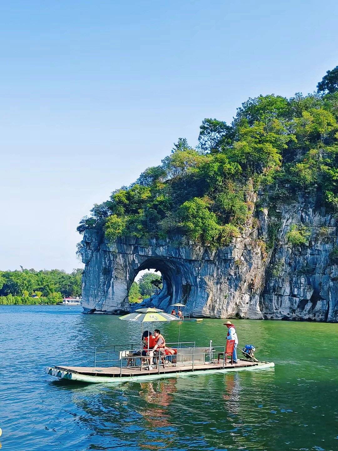 稍作休息后,我们前往了北海银滩,那里的沙滩细腻柔软,海水清澈碧蓝,让