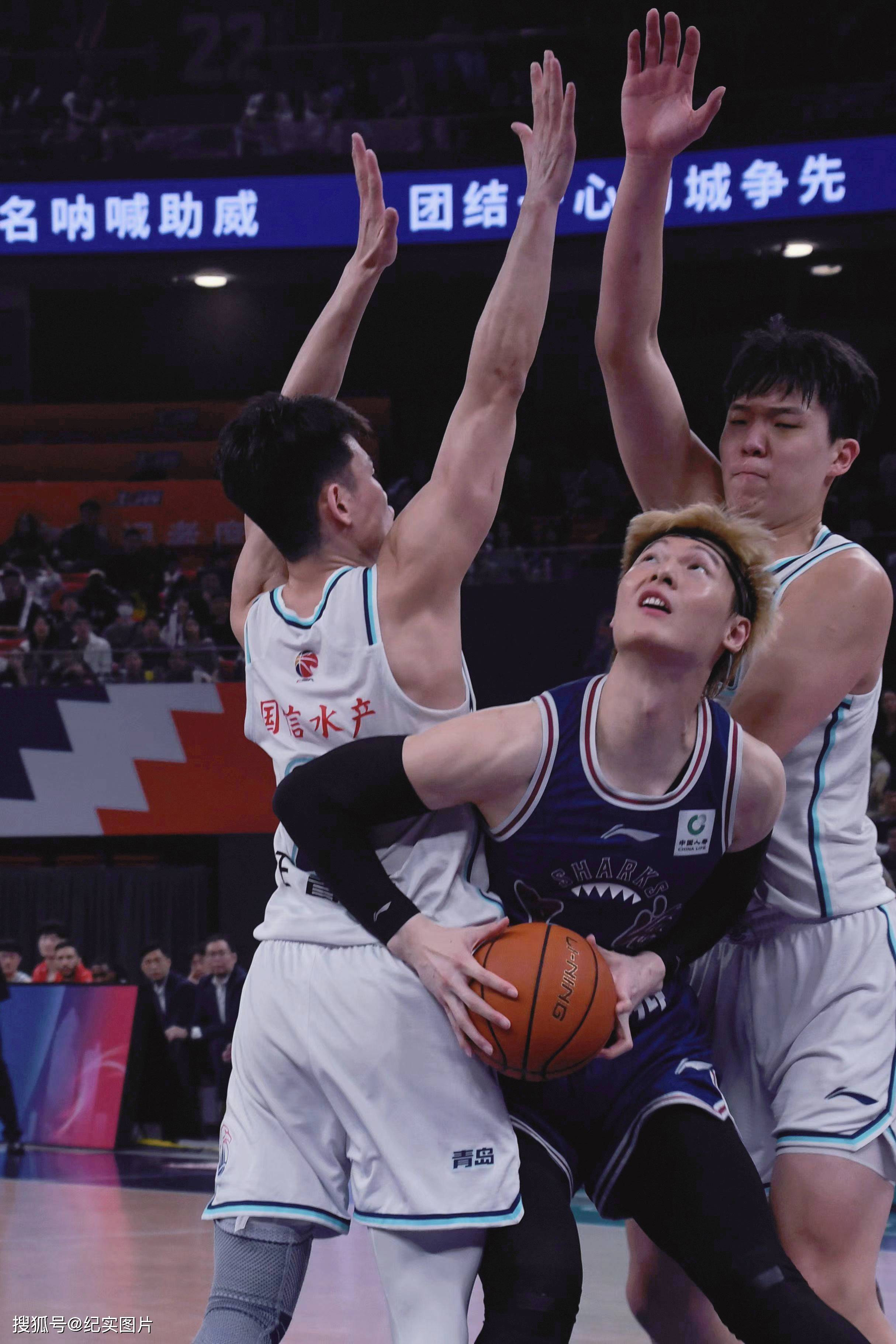 2324cba上海大鲨鱼力克青岛赛季首次六连胜