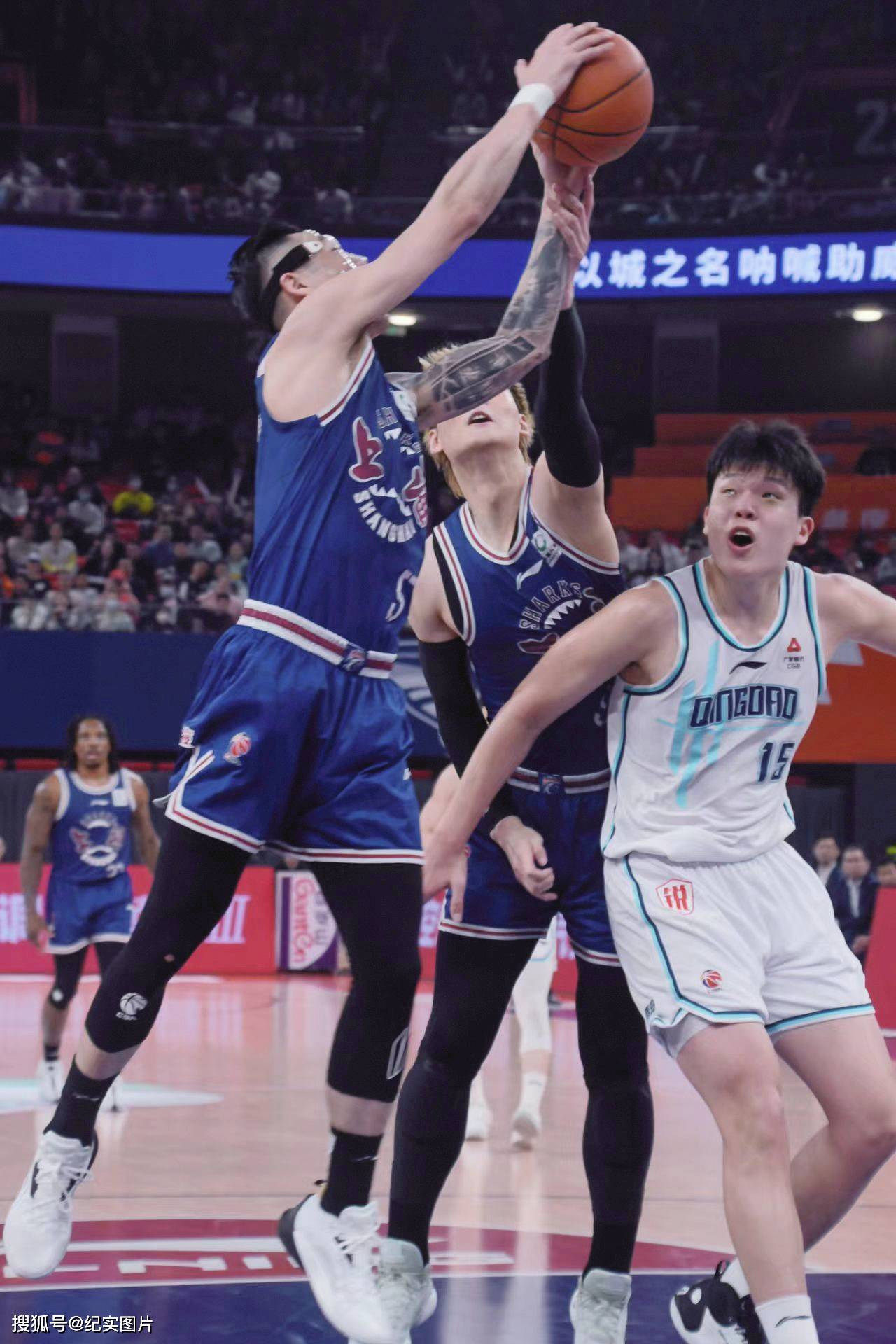 2324cba上海大鲨鱼力克青岛赛季首次六连胜