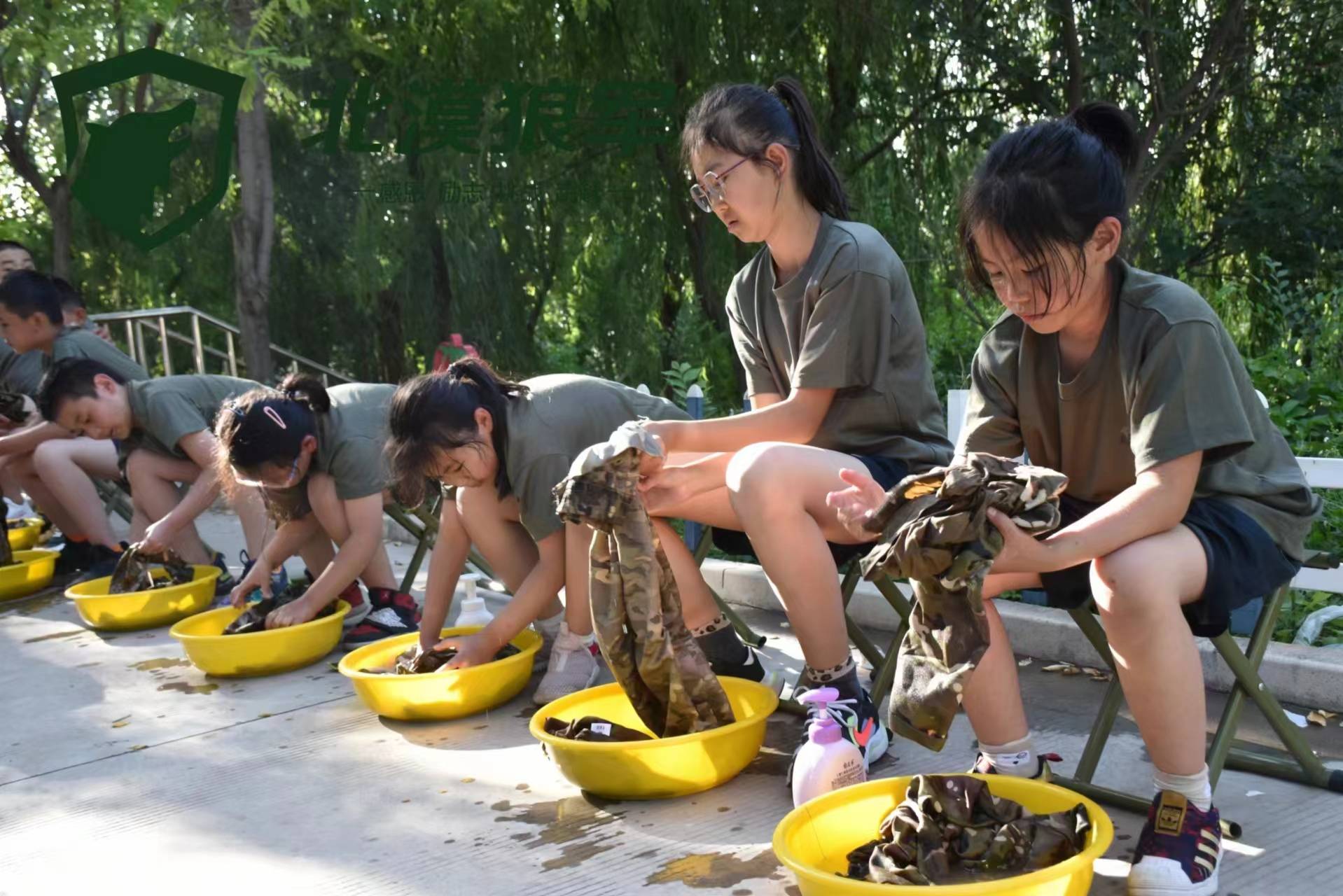 穿迷彩练胆魄兰州北漠狼军孩子们的精彩瞬间