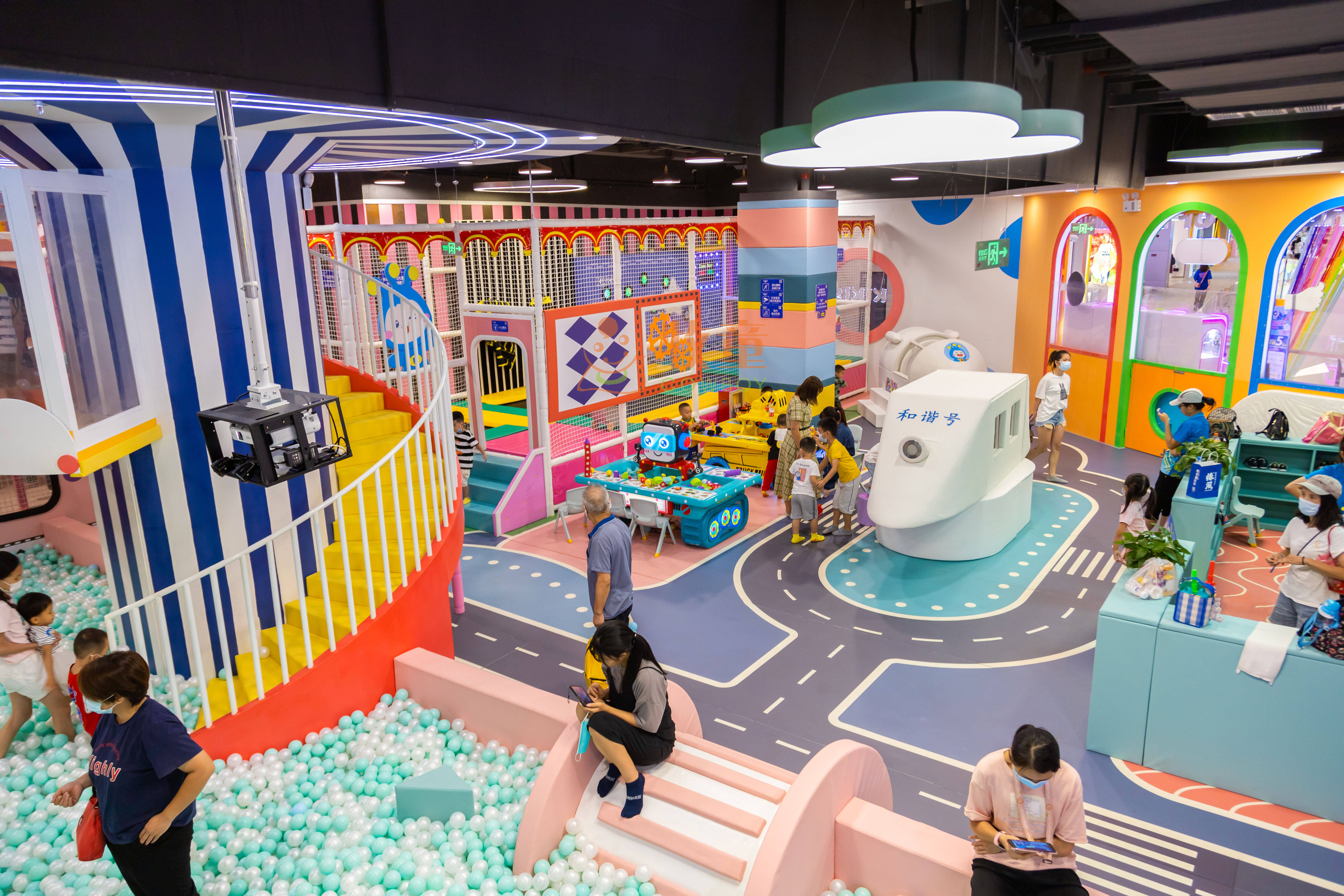 多个区域组成,各区域间巧妙连接,双层的游乐空间提升了儿童探索的乐趣