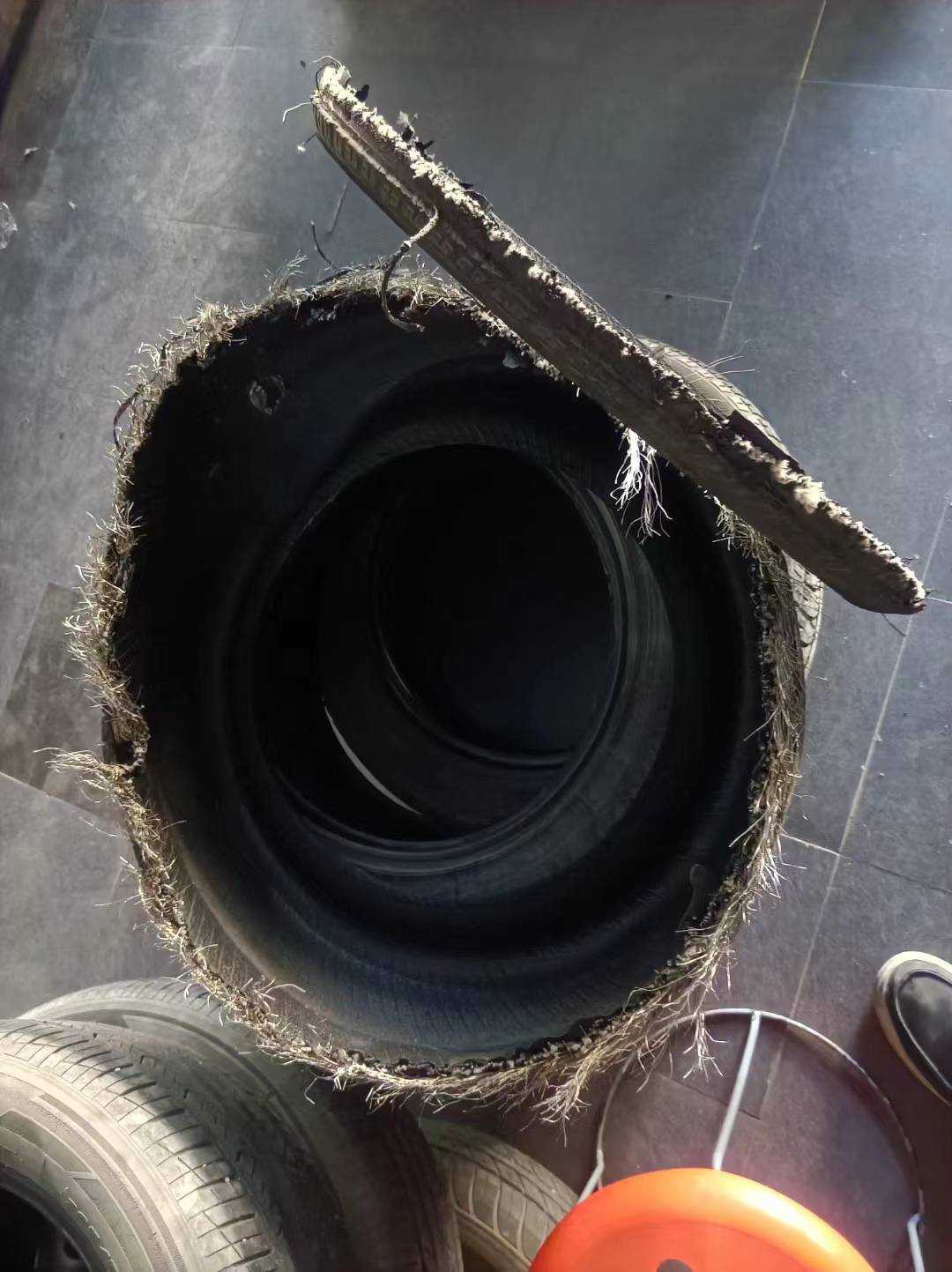 蘑菇钉补胎隐瞒伤洞差值逮住锉锥噌噌的蹭断钢丝应须赔新胎