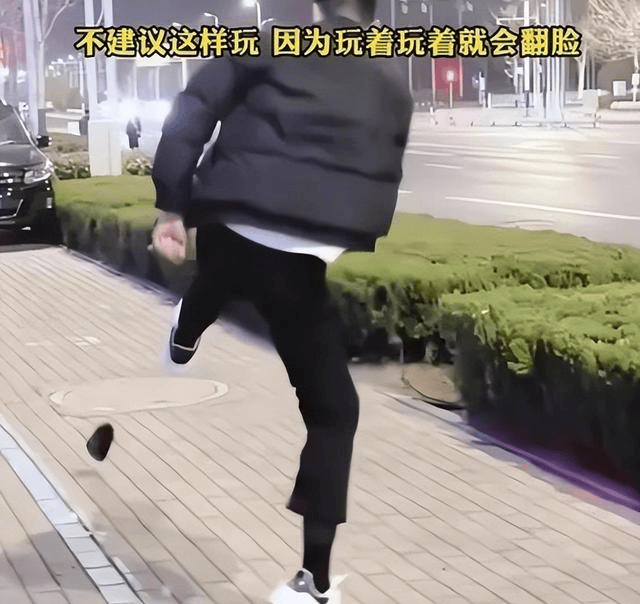 河南小情侣约会男子一脚踢飞女友的鞋网友隔着屏幕都来气
