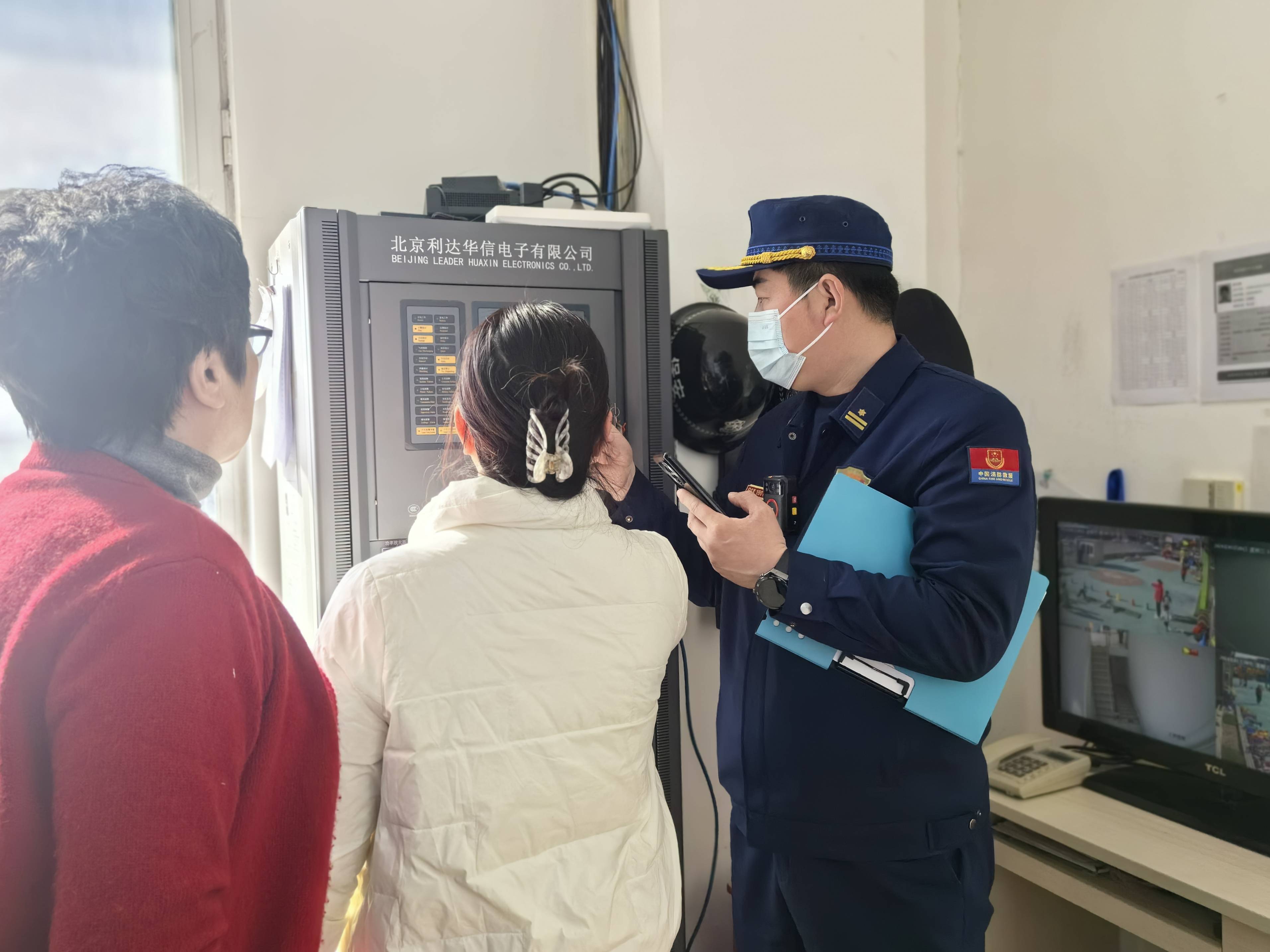 检查过程中,检查人员对幼儿园消防中控室是否有人值守,公共区域的外窗